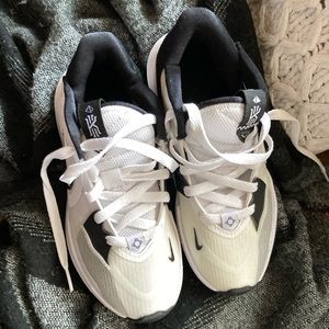 NWOT Kyrie 3 Nike size 4youth